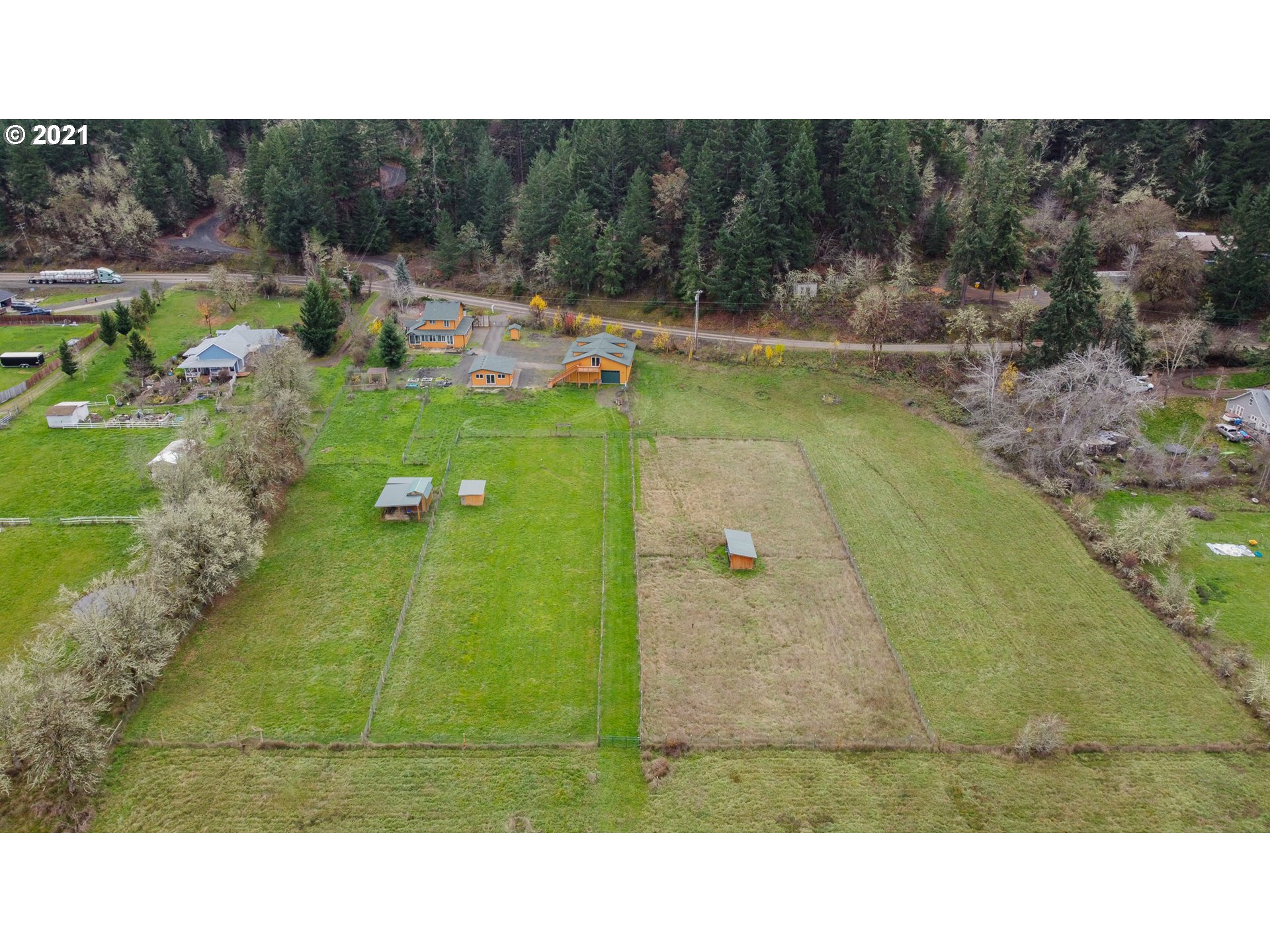 1579 South Side Road Sutherlin, OR 97479 - Photo 27 of 31 a view of a swimming pool and a yard