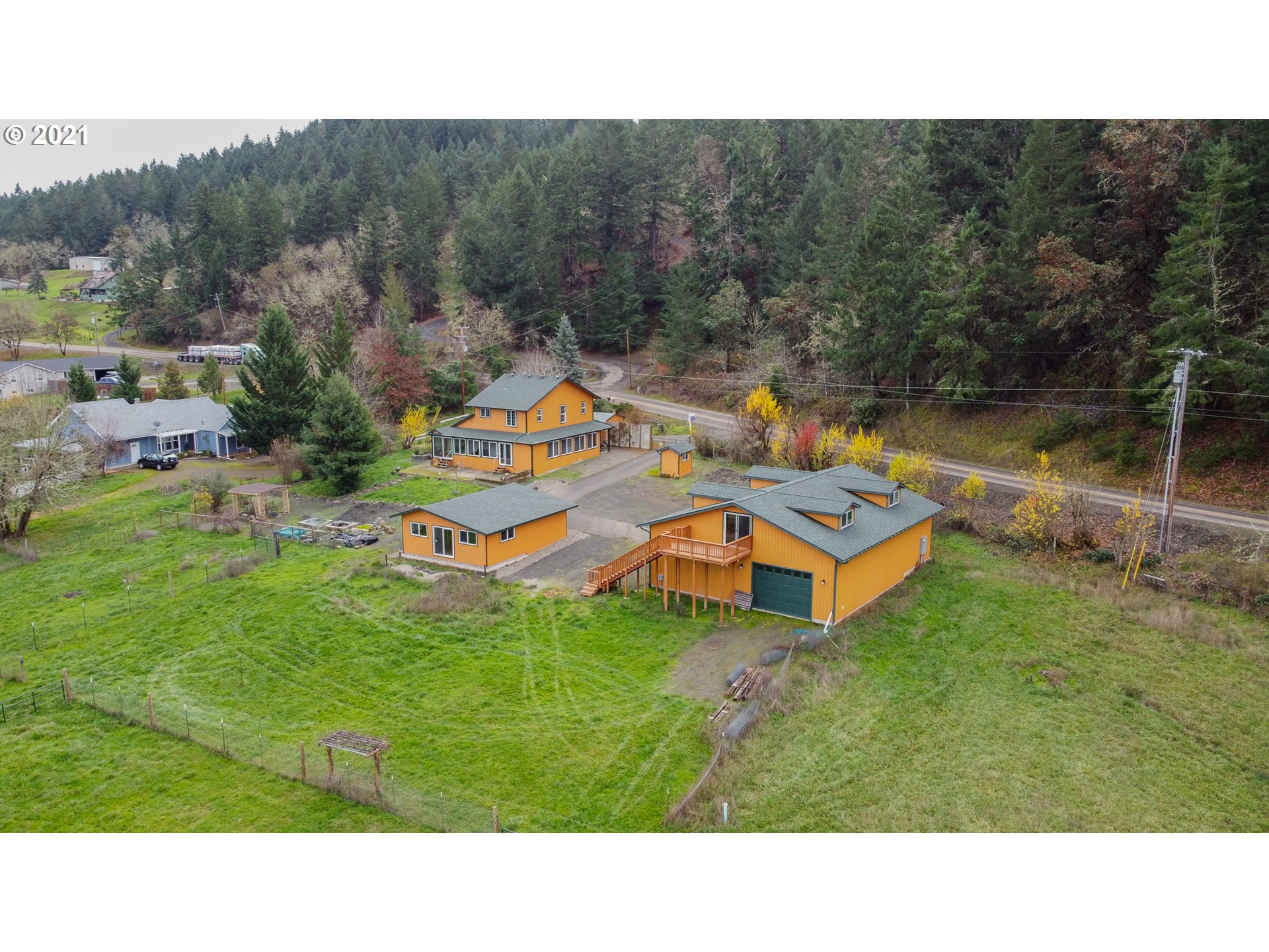1579 South Side Road Sutherlin, OR 97479 - Photo 29 of 31 a backyard of a house with table and chairs