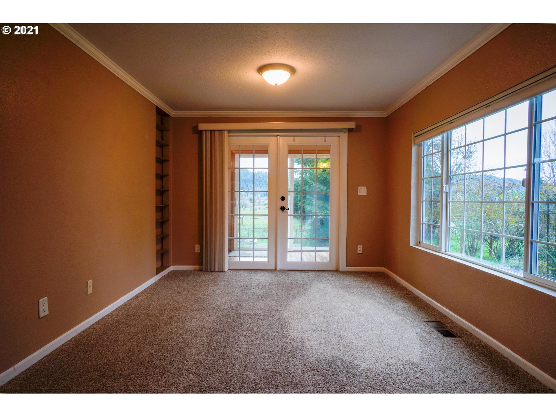 1579 South Side Road Sutherlin, OR 97479 - Photo 5 of 31 a view of empty room with floor to ceiling window