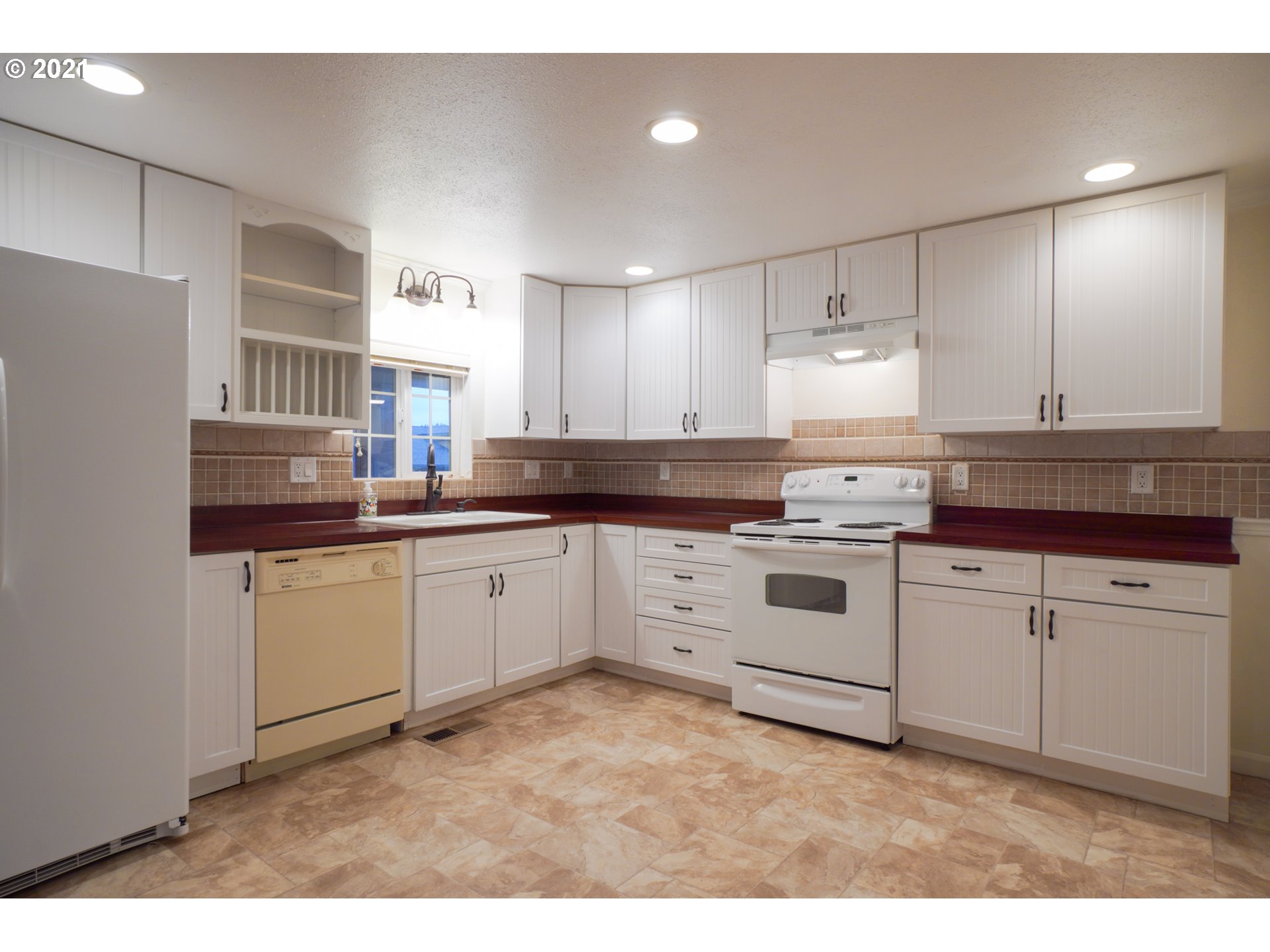 1579 South Side Road Sutherlin, OR 97479 - Photo 6 of 31 a kitchen with granite countertop a sink cabinets stainless steel appliances and a window