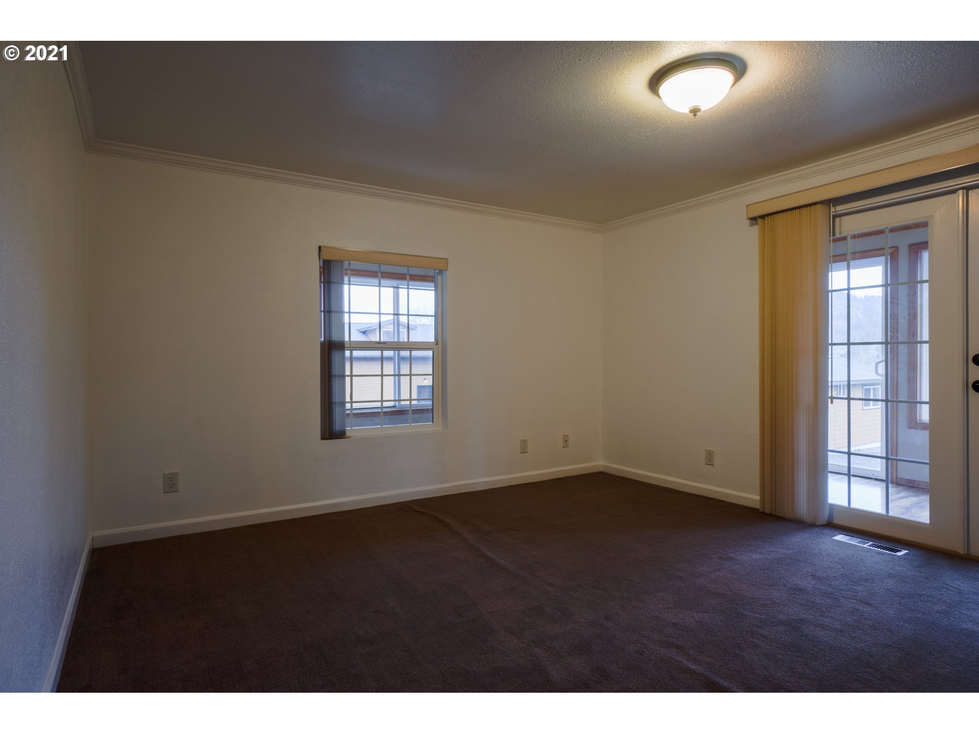 1579 South Side Road Sutherlin, OR 97479 - Photo 8 of 31 a view of an empty room with a window