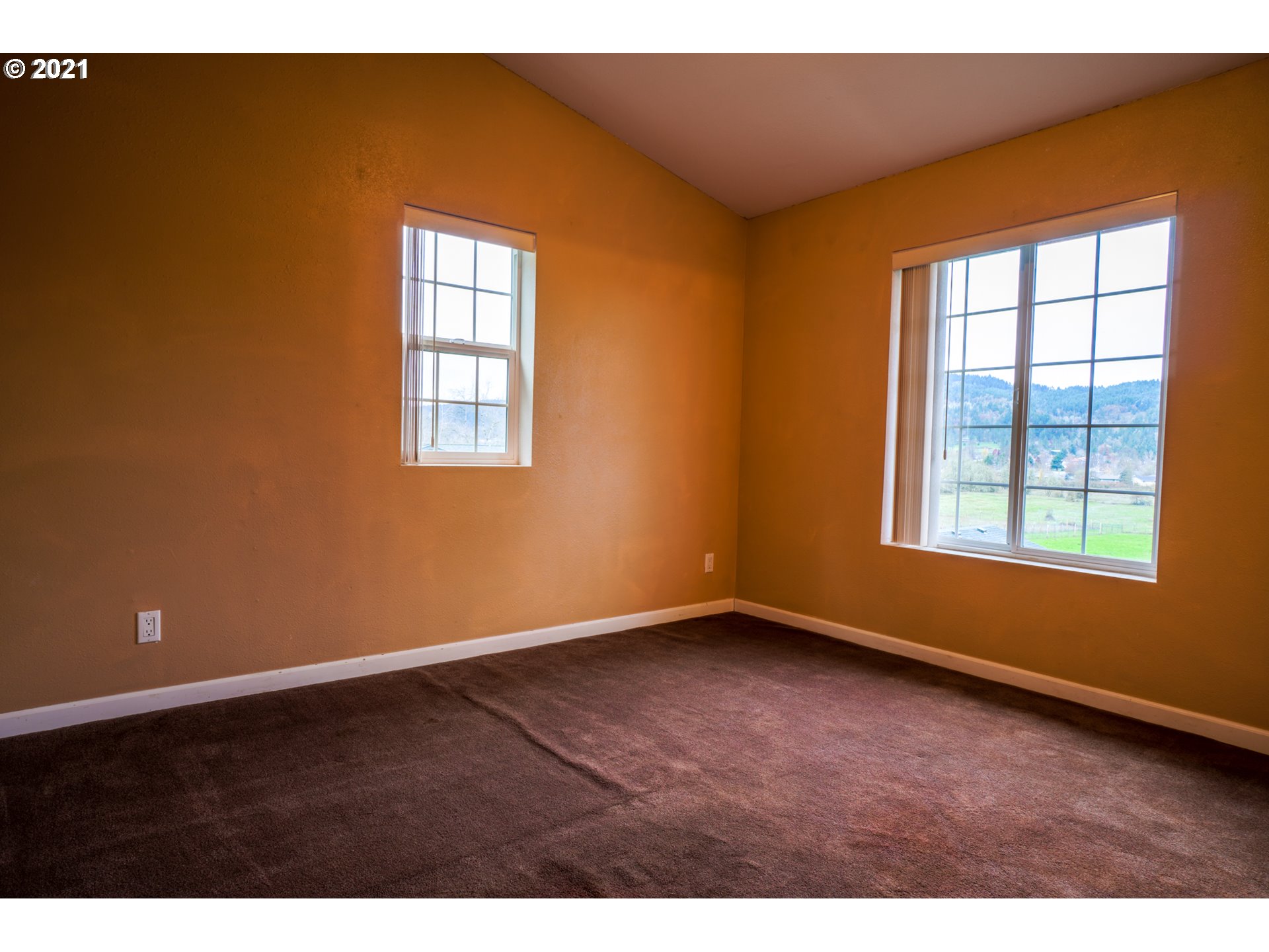 1579 South Side Road Sutherlin, OR 97479 - Photo 10 of 31 an empty room with wooden floor and windows
