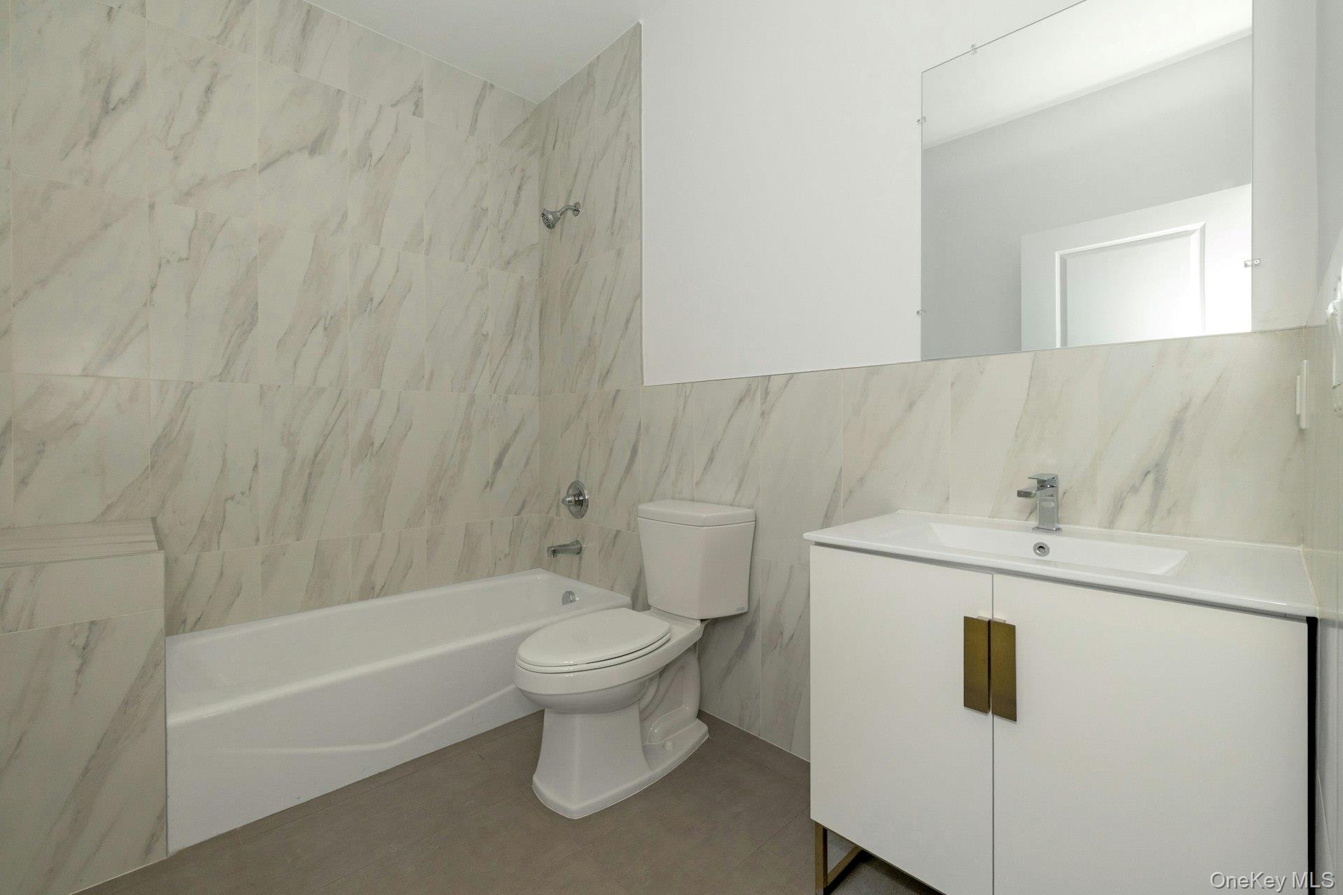 962 Rte 9W, Unit 306 Congers, NY 10920 - Photo 14 of 50 Main bath
