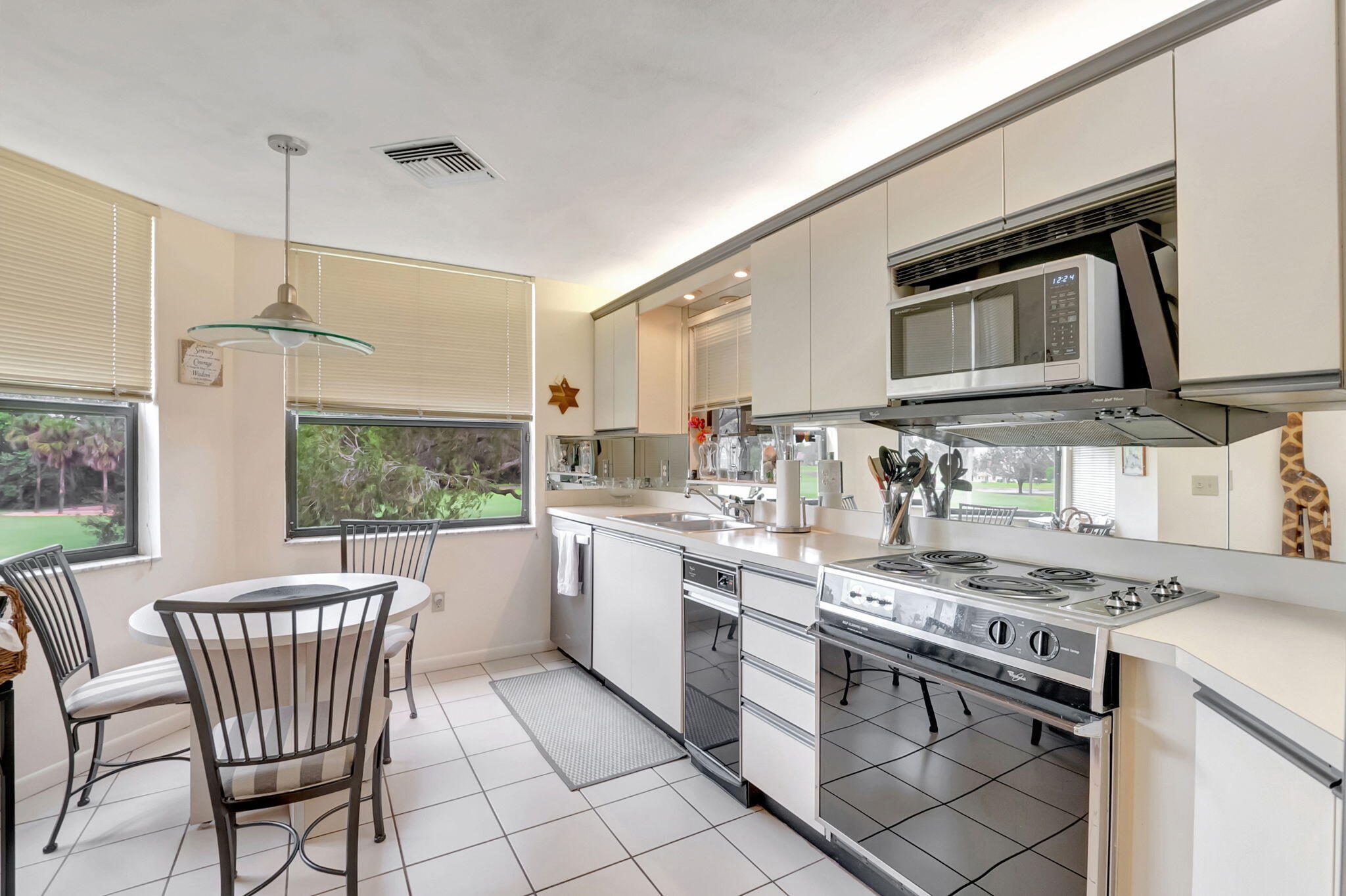 7460 La Paz Boulevard, Unit 206 Boca Raton, FL 33433 - Photo 13 of 37 Kitchen and breakfast