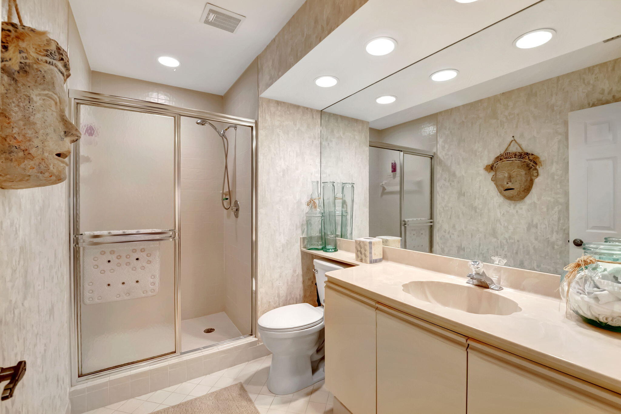7460 La Paz Boulevard, Unit 206 Boca Raton, FL 33433 - Photo 23 of 37 2nd bath
