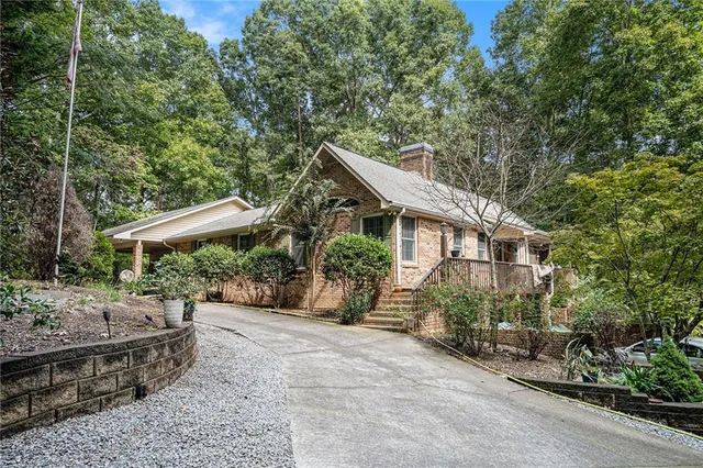 a view of a house with backyard and garden