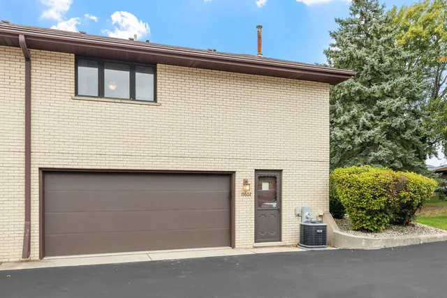 $335,000 | 15602 Violet Court, Unit 31, Orland Park, IL 60462