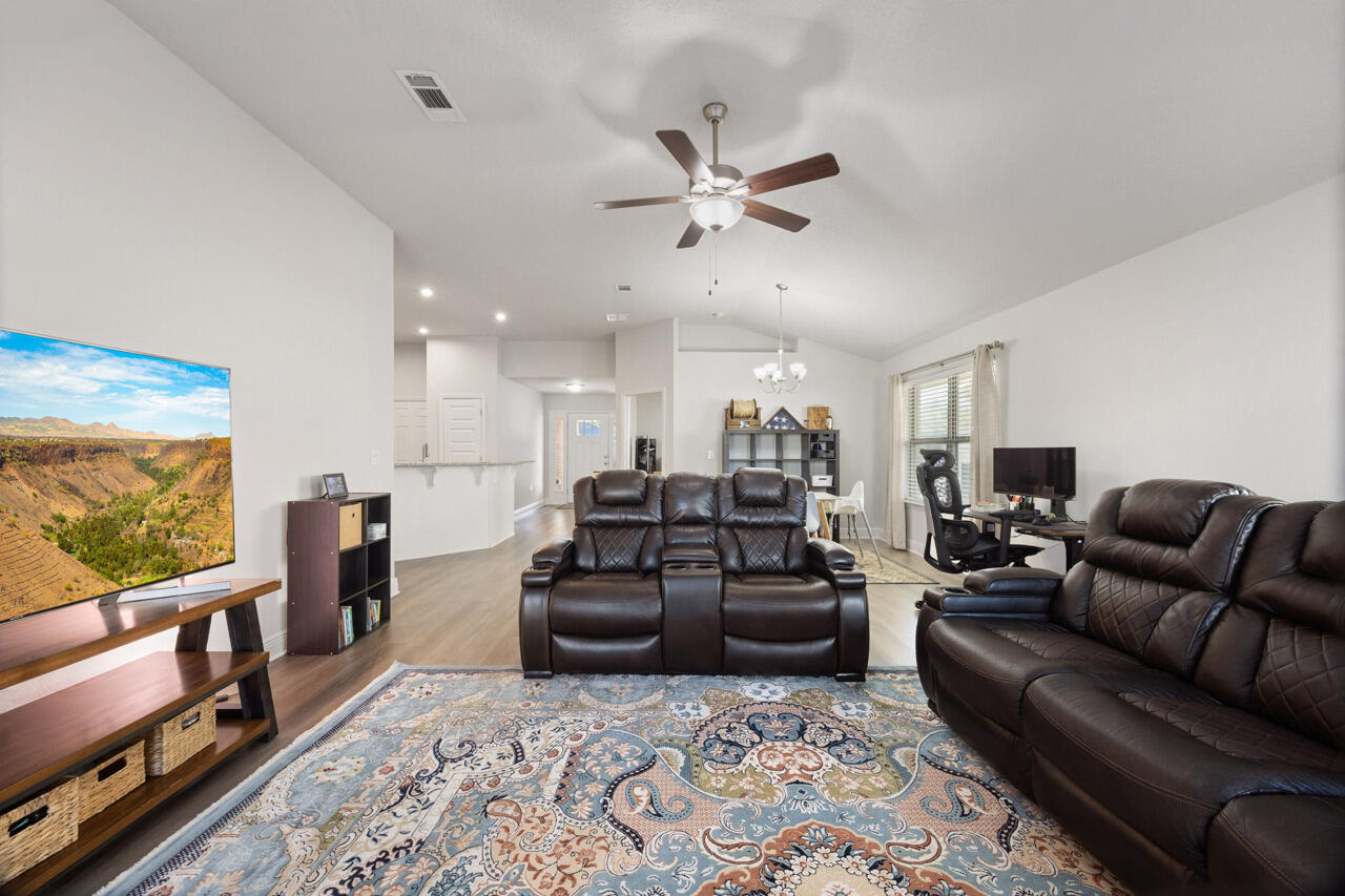 109 Ridgeway Circle Crestview, FL 32536 - Photo 7 of 40 Living Room