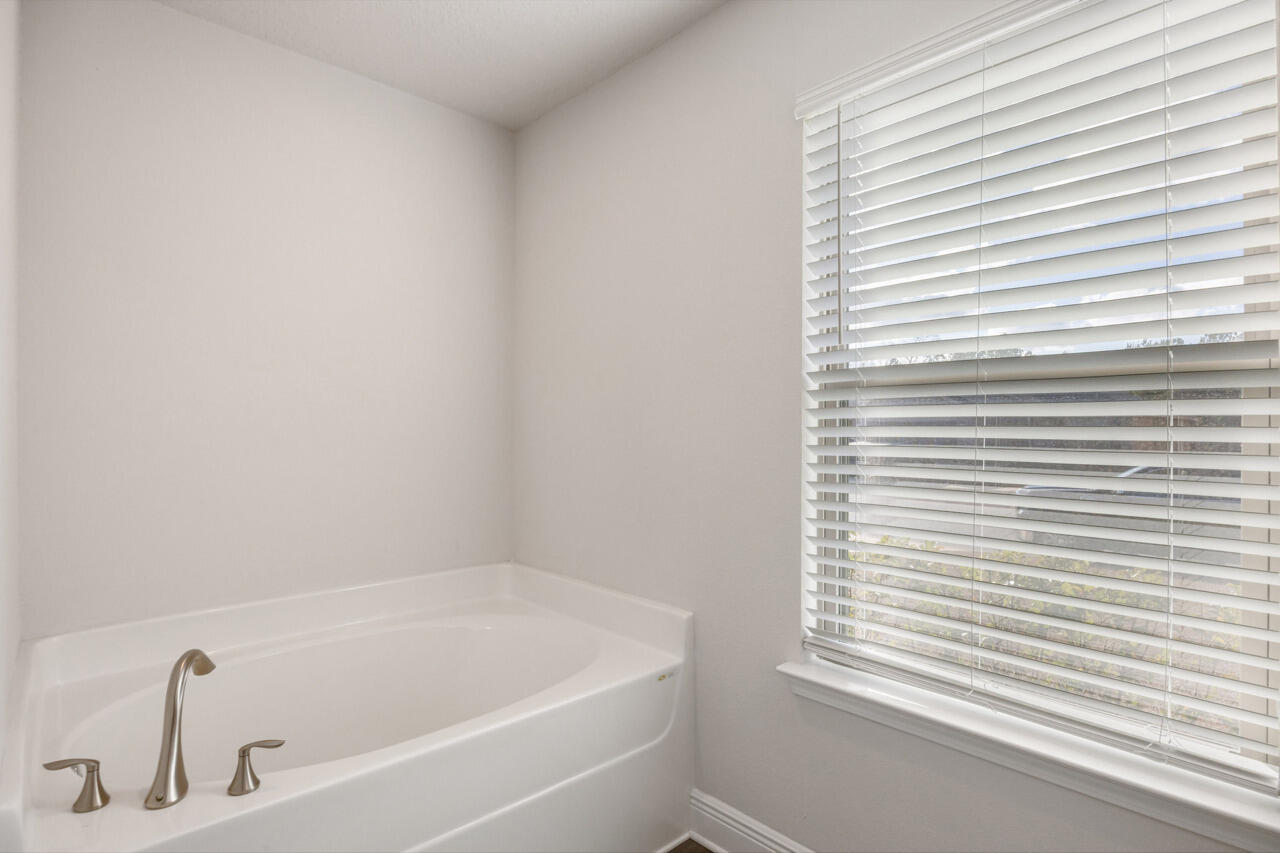 109 Ridgeway Circle Crestview, FL 32536 - Photo 10 of 18 a bathroom with a bathtub
