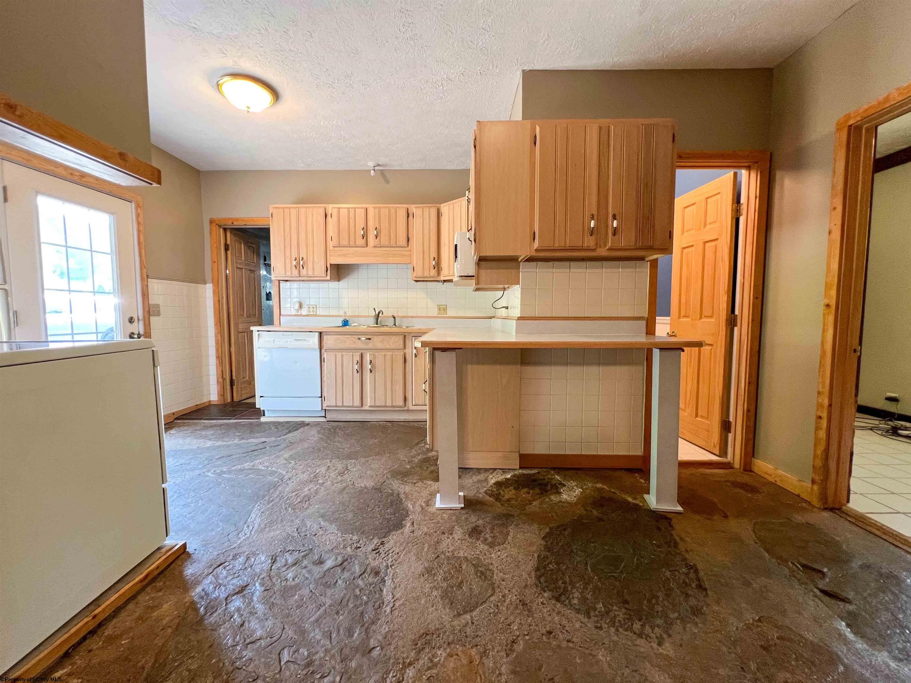 949 Sauls Road Weston, WV 26452 - Photo 7 of 29 Gallery Image 7