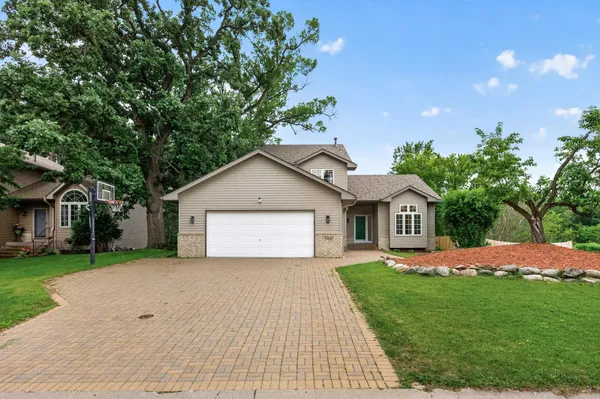 $499,900 | 7001 46th Street North, Oakdale, MN 55128