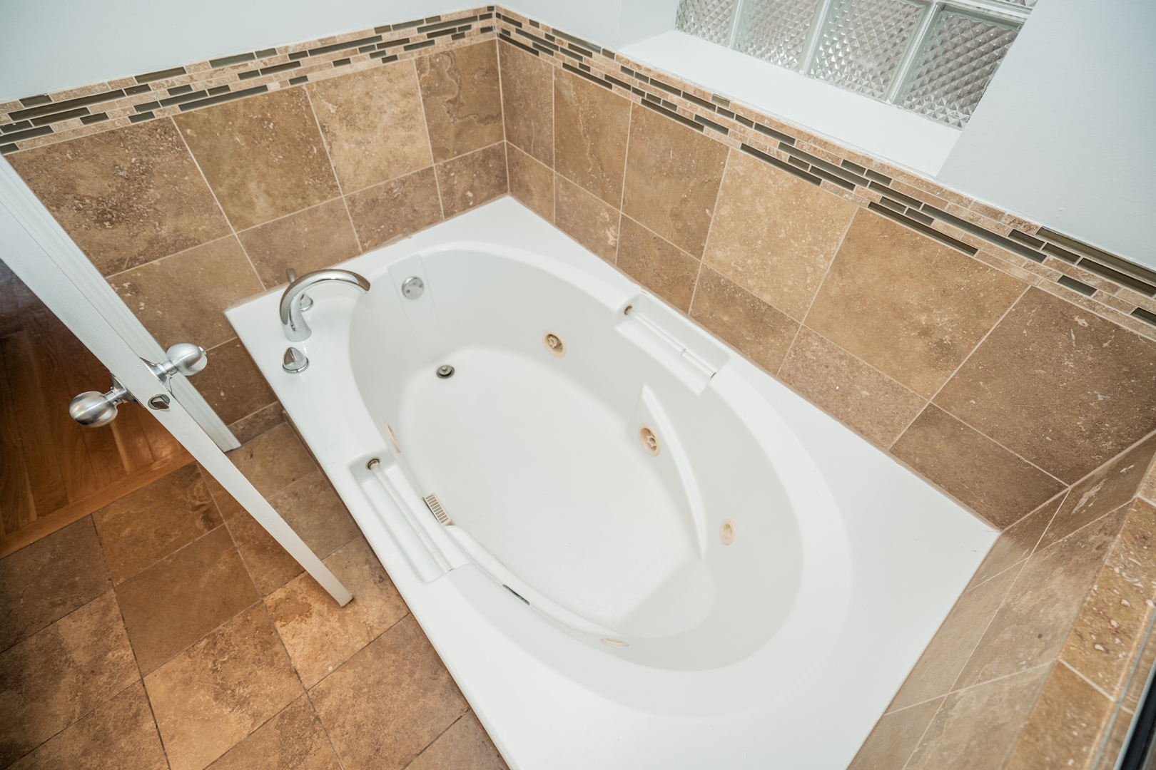 6543 South Ingleside Avenue, Unit 2 Chicago, IL 60637 - Photo 12 of 15 a bathroom with a bathtub and shower