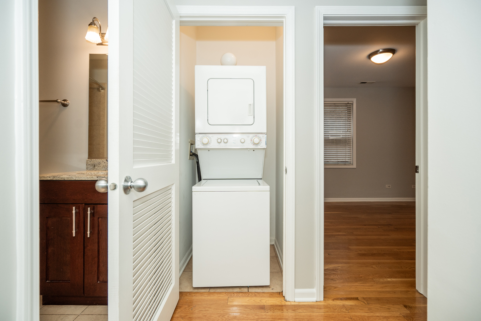 6543 South Ingleside Avenue, Unit 2 Chicago, IL 60637 - Photo 7 of 15 a view of hallway with wooden floor