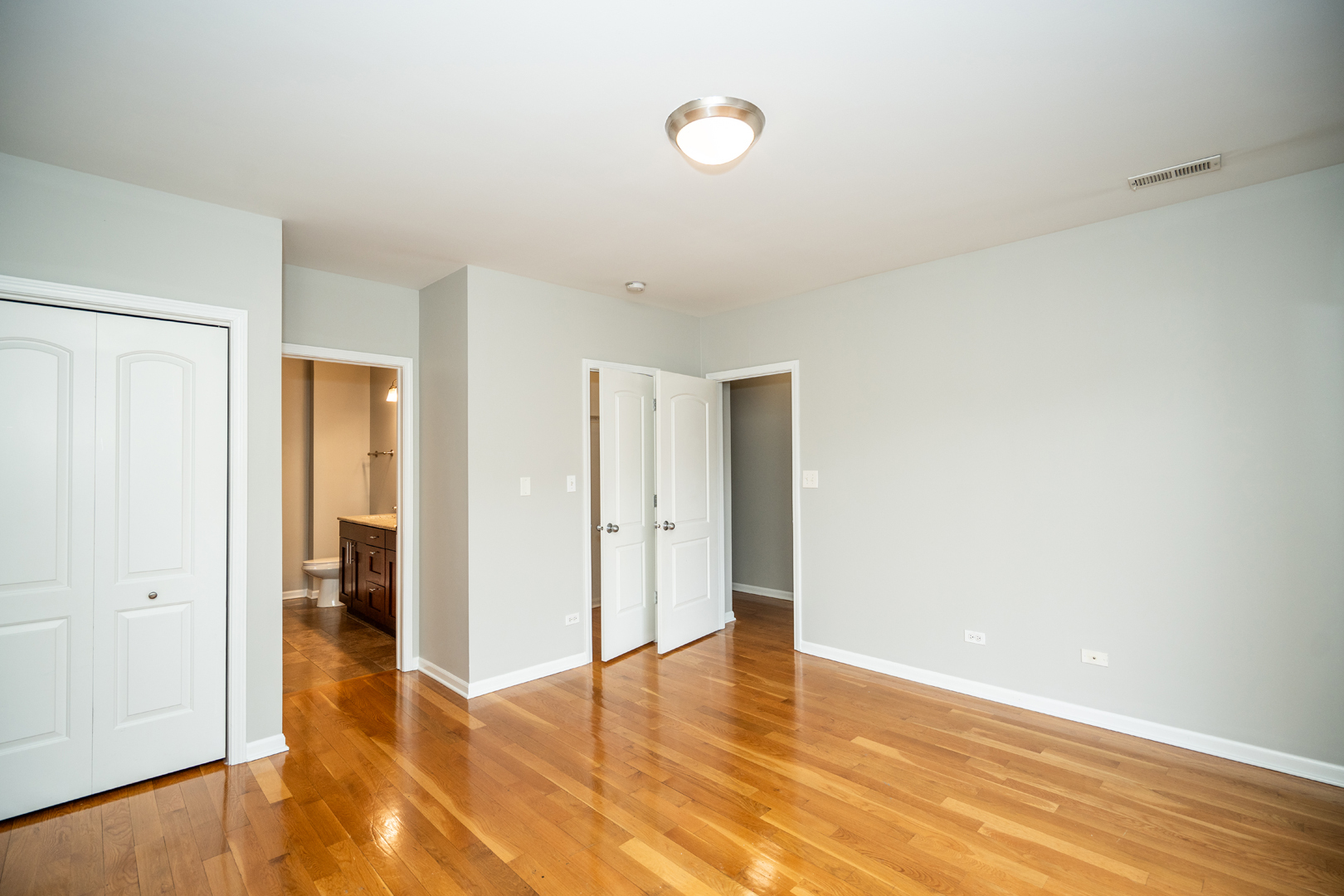 6543 South Ingleside Avenue, Unit 2 Chicago, IL 60637 - Photo 10 of 15 a view of empty room with wooden floor