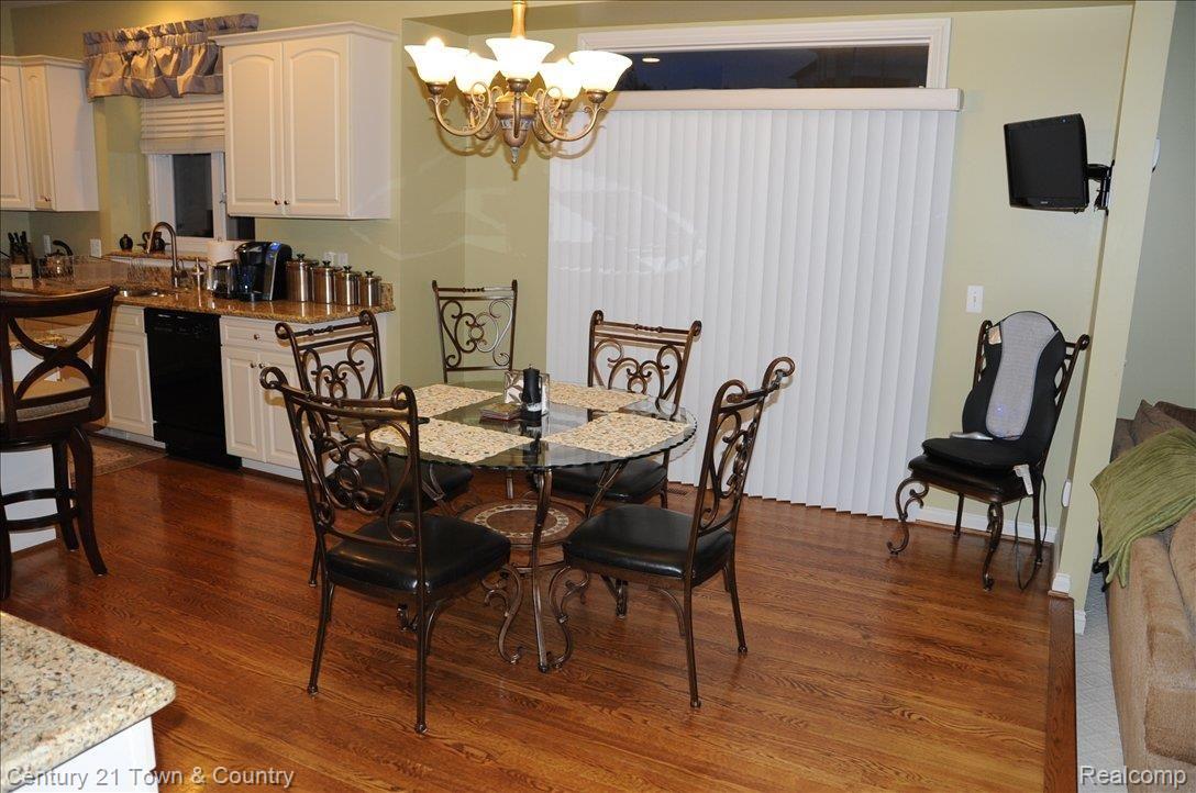 6599 Chatham Circle Rochester, MI 48306 - Photo 10 of 24 BREAKFAST AREA