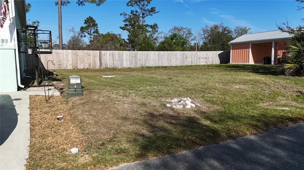 a view of a back yard