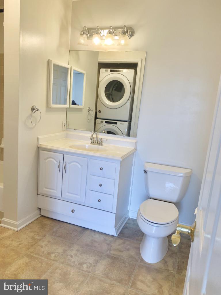 21024 Timber Ridge Terrace, Unit 302 Ashburn, VA 20147 - Photo 14 of 26 Spacious full bath. Dual entry from MB & hallway