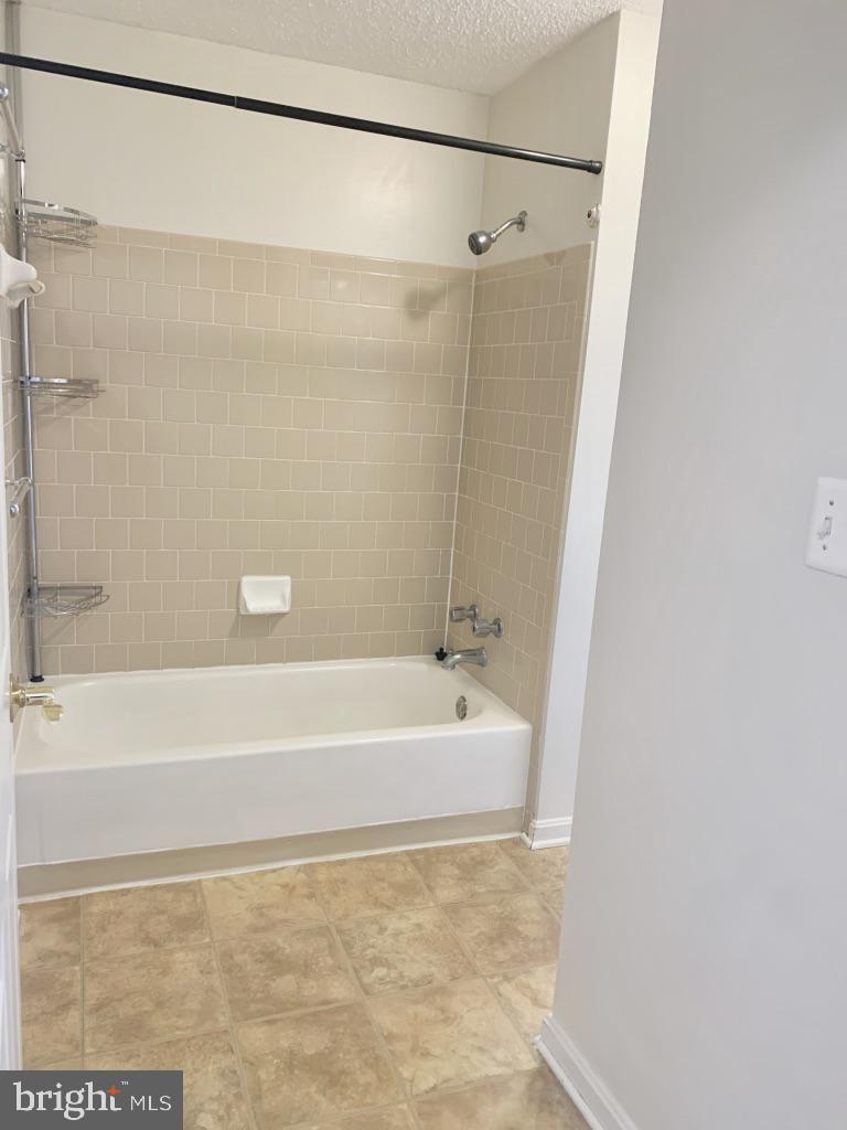 21024 Timber Ridge Terrace, Unit 302 Ashburn, VA 20147 - Photo 15 of 26 Large full bath