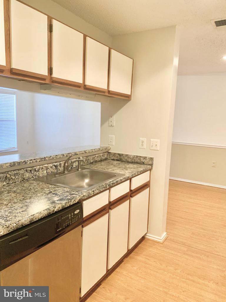 21024 Timber Ridge Terrace, Unit 302 Ashburn, VA 20147 - Photo 6 of 26 Kitchen with open window to family room
