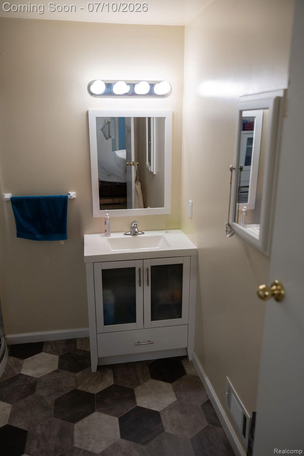 5052 Beecher Road Flint, MI 48532 - Photo 17 of 28 Bathroom