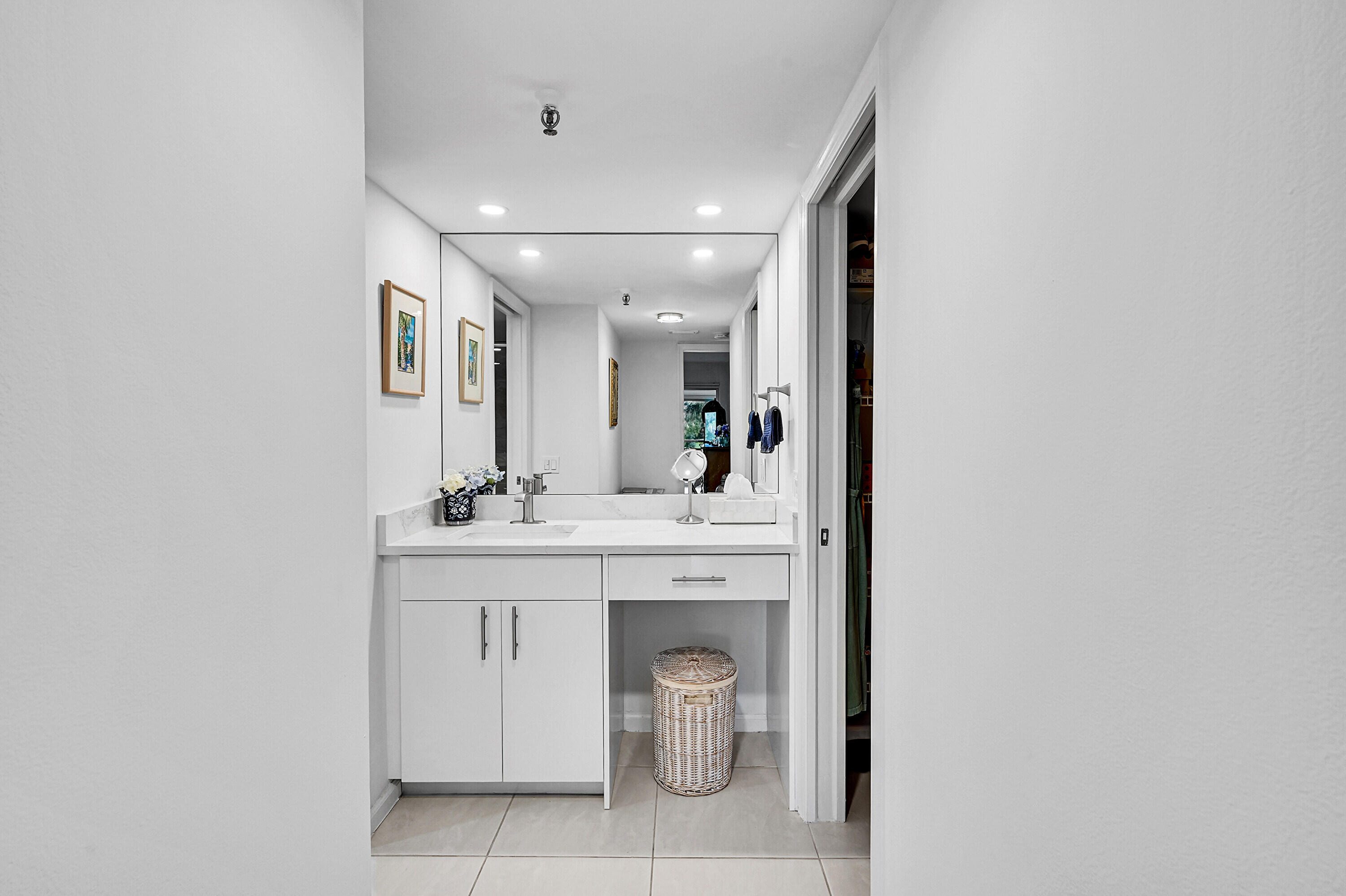 9165 Southwest 14th Street, Unit 1205 Boca Raton, FL 33428 - Photo 21 of 28 Master Vanity