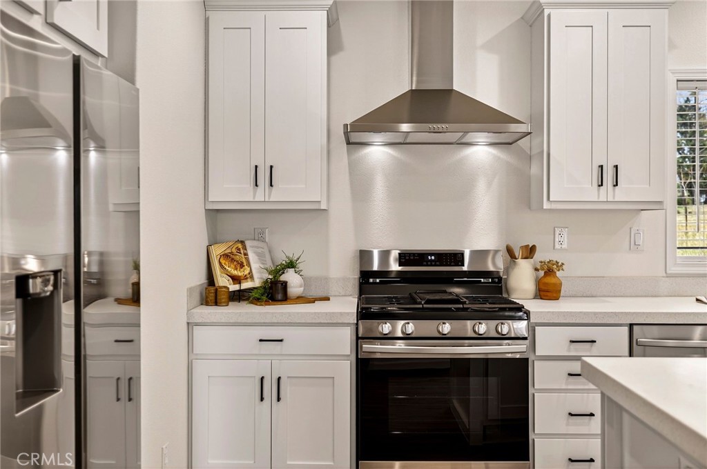 6160 Beacon Court Paradise, CA 95969 - Photo 13 of 34 a kitchen with cabinets and appliances