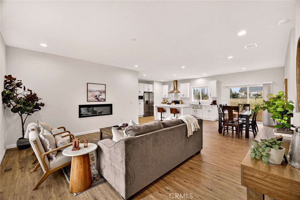 6160 Beacon Court Paradise, CA 95969 - Photo 7 of 34 a living room with furniture kitchen and a potted plant