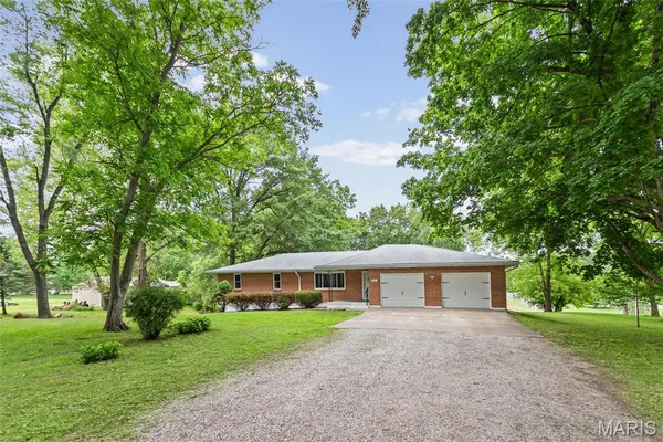 $399,900 | 411 East Roosevelt Drive, Moro, IL 62067