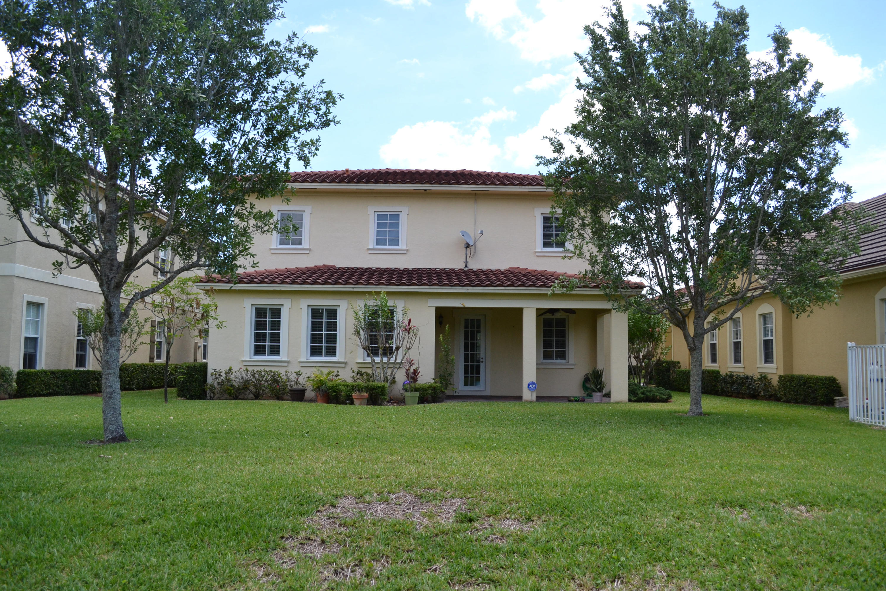 124 Dunmore Drive Jupiter, FL 33458 - Photo 10 of 10 a front view of house with yard and green space