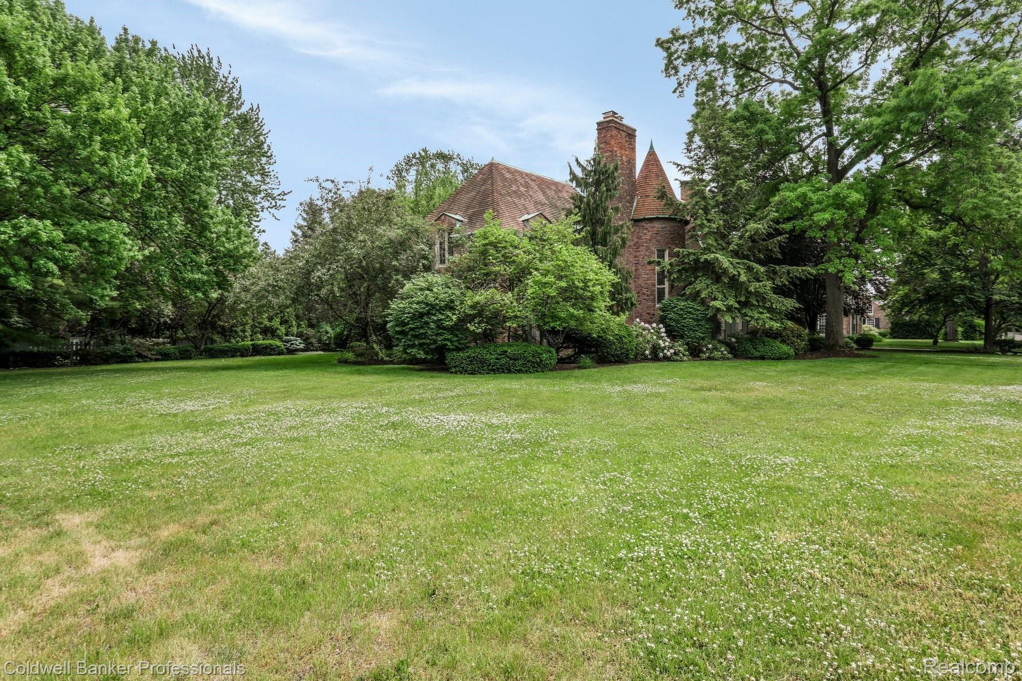 166 Ridge Road Grosse Pointe, MI 48236 - Photo 3 of 78 3-web-or-mls-166 Ridge Road Grosse Pointe Farms0002.jpg