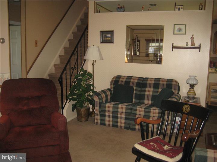 2830 Neptune Road Philadelphia, PA 19154 - Photo 11 of 25 Living Room