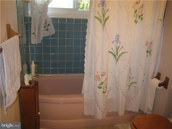 2830 Neptune Road Philadelphia, PA 19154 - Photo 23 of 25 Bathroom