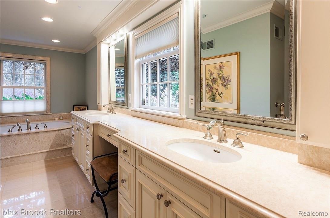 420 Dunston Road Bloomfield Hills, MI 48304 - Photo 12 of 25 Master Bath.jpg
