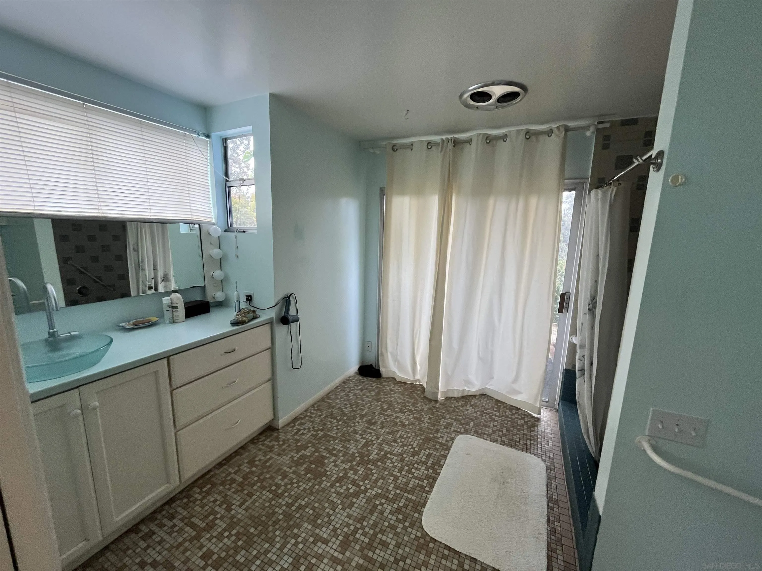 4688 Sun Valley Road Del Mar, CA 92014 - Photo 20 of 40 a bathroom with a double vanity sink mirror and bathtub