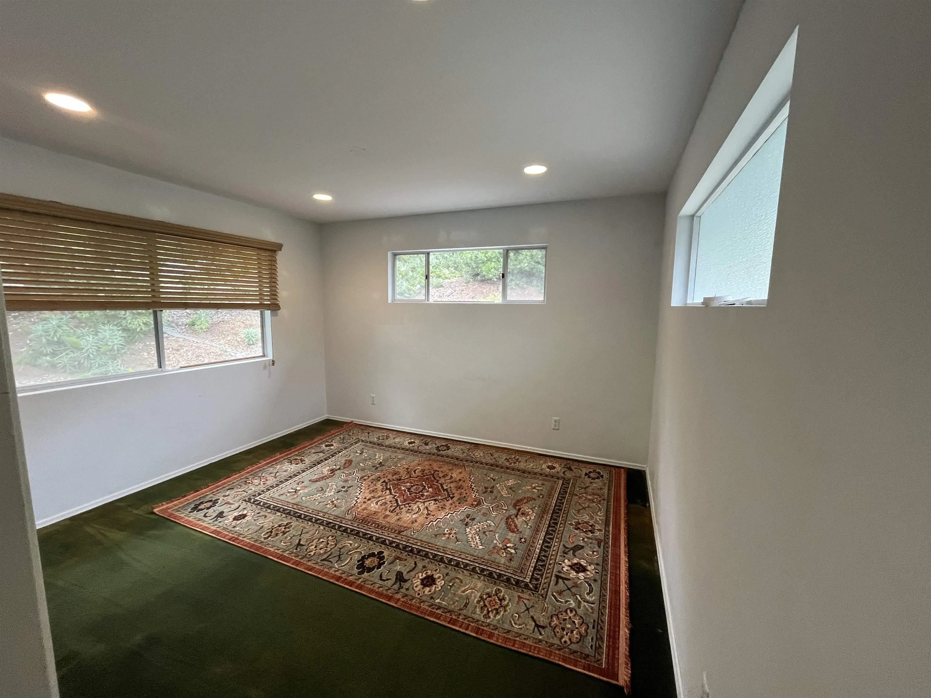 4688 Sun Valley Road Del Mar, CA 92014 - Photo 23 of 40 a view of an empty room and window