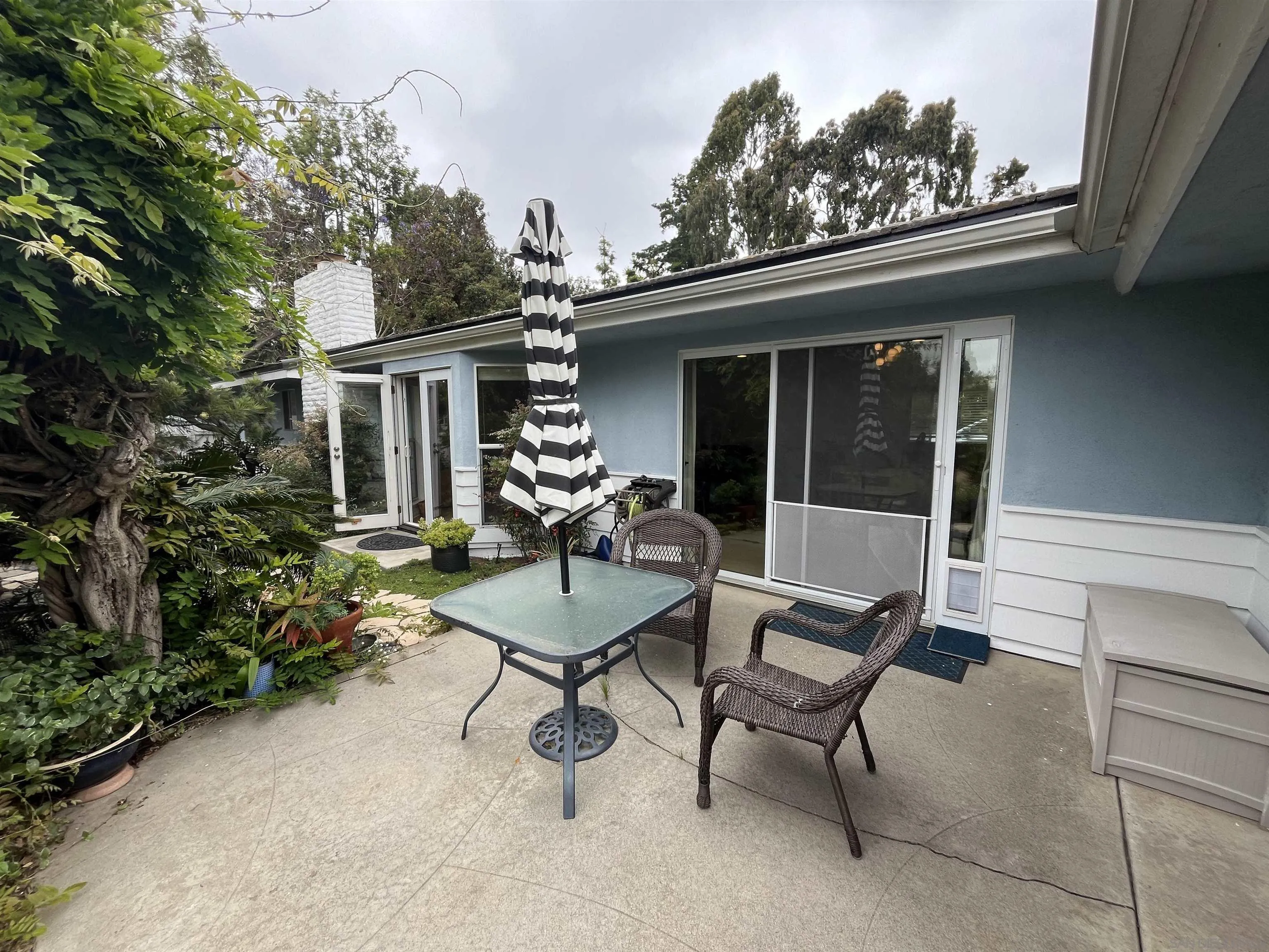 4688 Sun Valley Road Del Mar, CA 92014 - Photo 26 of 40 a view of a lounge chair in the front of a house