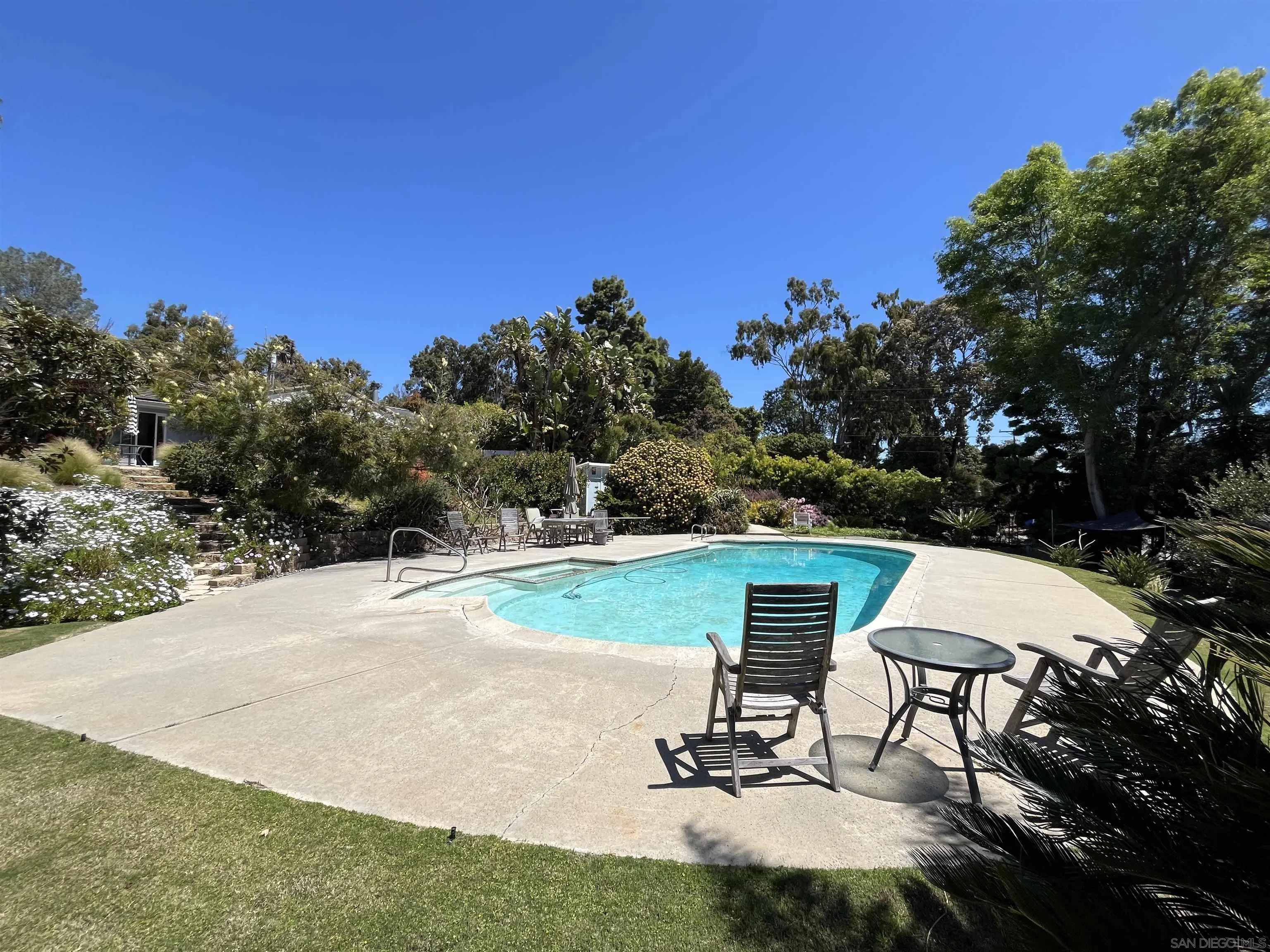 4688 Sun Valley Road Del Mar, CA 92014 - Photo 30 of 40 a view of a backyard and chairs