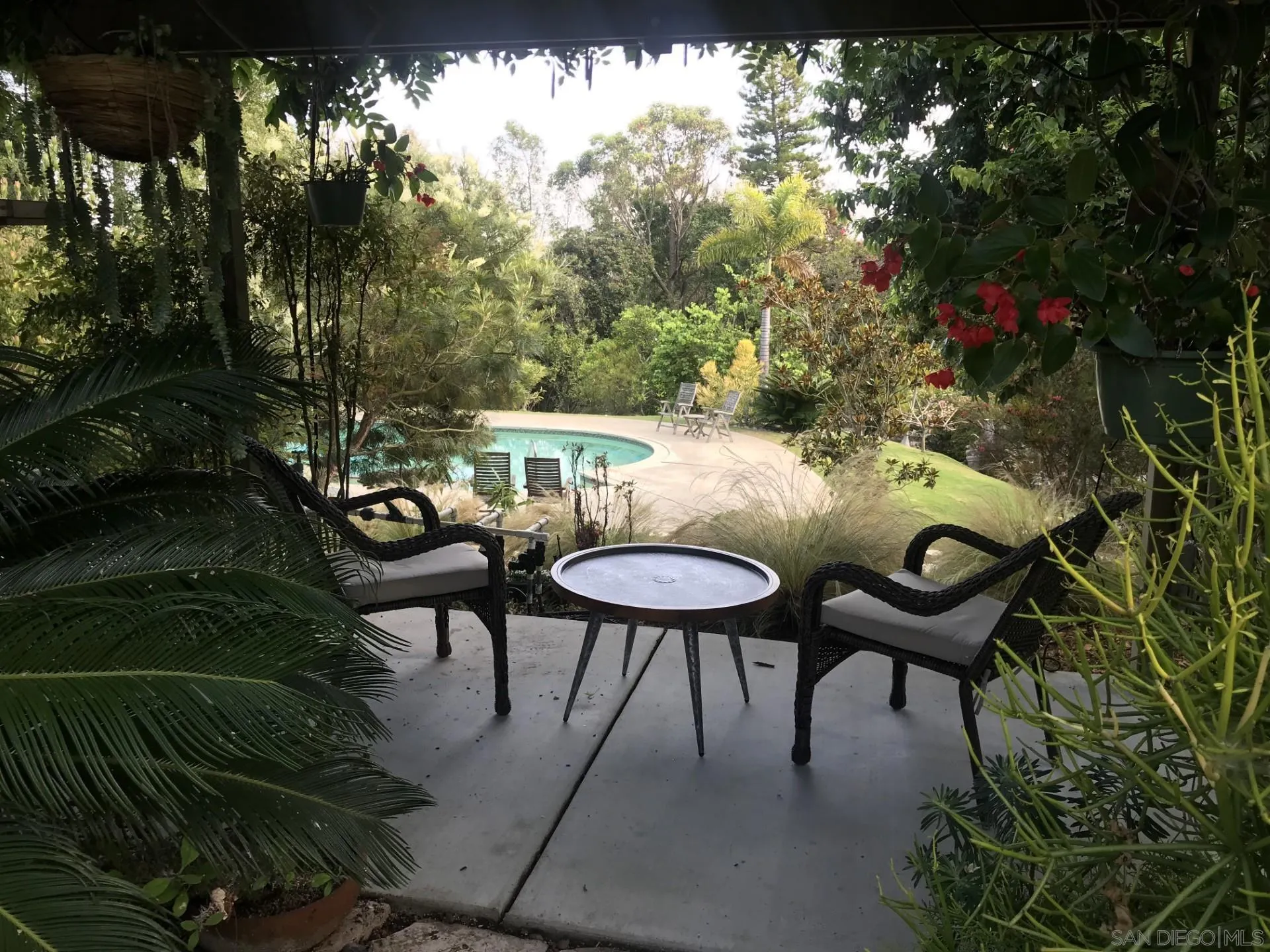 4688 Sun Valley Road Del Mar, CA 92014 - Photo 33 of 40 a backyard of a house with table and chairs