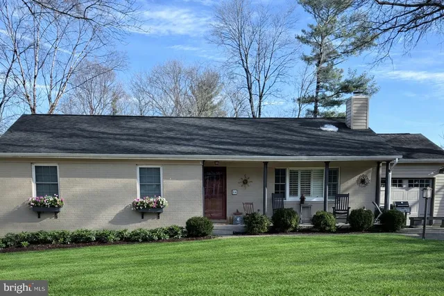 $2,900 | 16 Honeybee Avenue, Round Hill, VA 20141