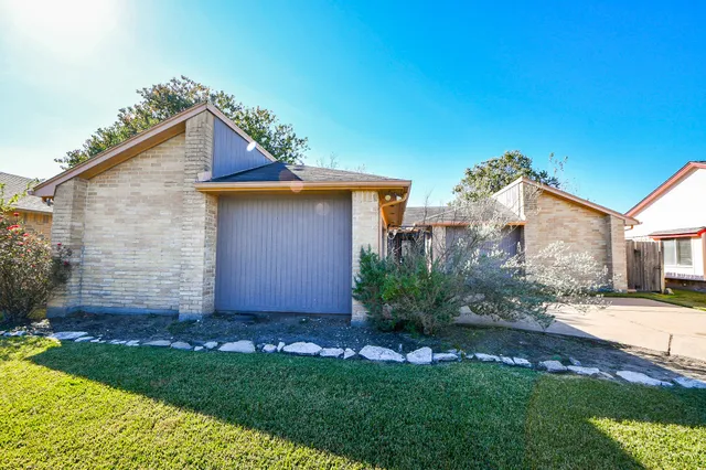 $275,000 | 2115 Barrington Pl Drive, Sugar Land, TX 77478