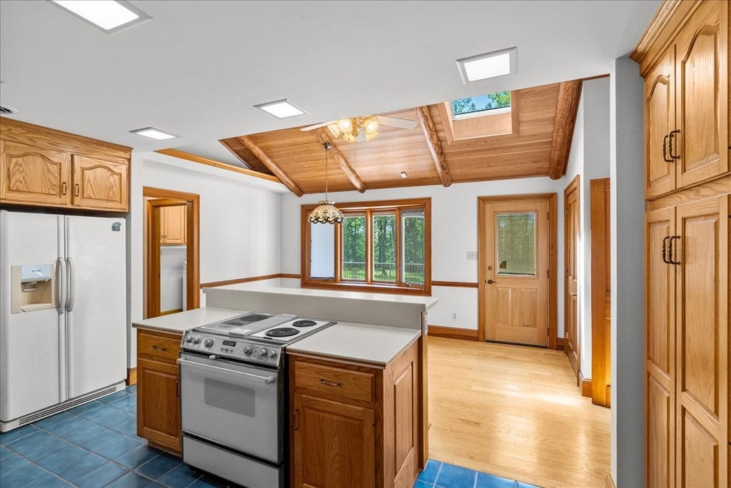 3095 State Shed Road Nathalie, VA 24577 - Photo 20 of 90 Eat-In Kitchen 18.22 x 17.77, Remote-controlled skylights