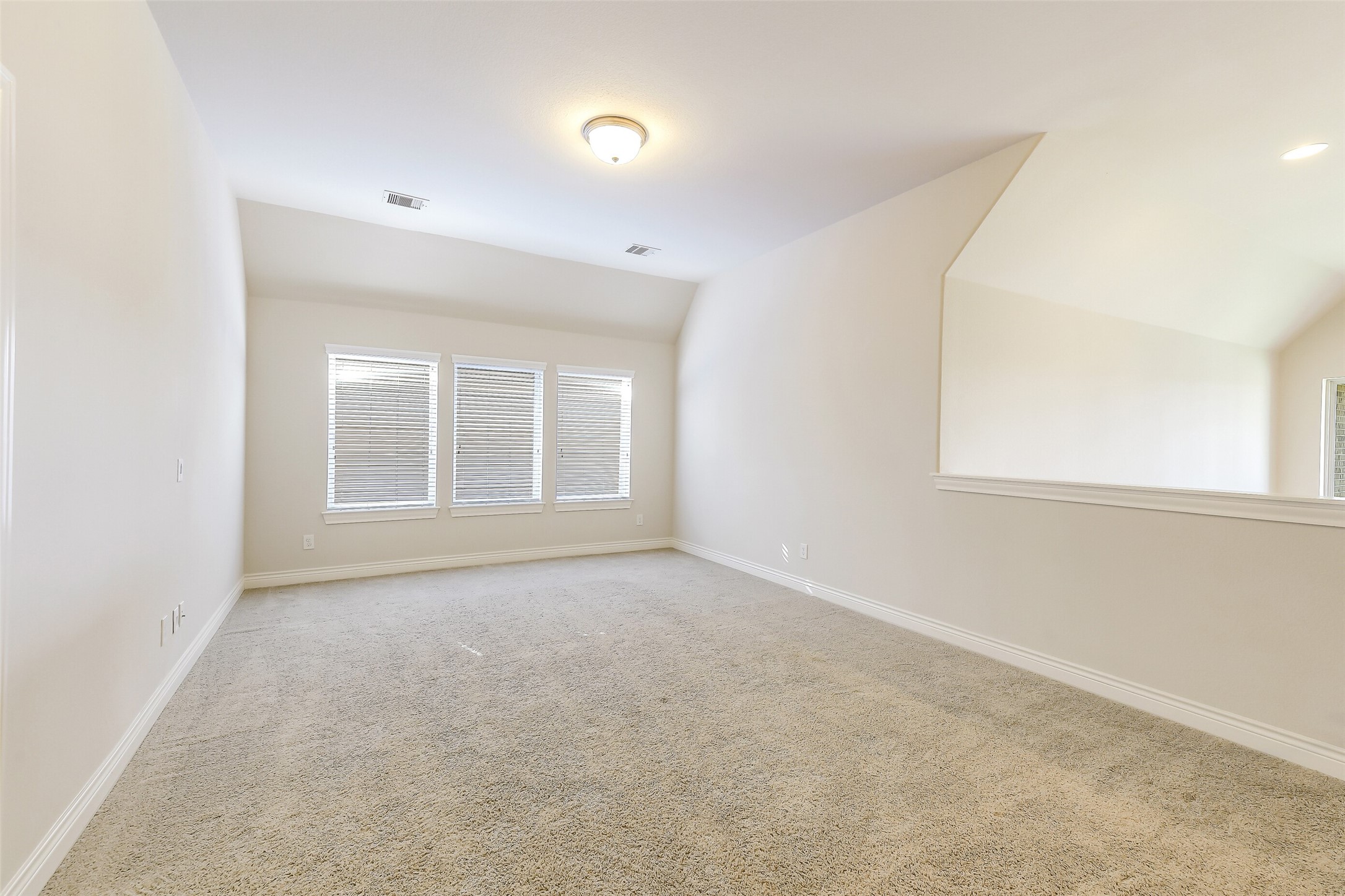 27906 Colonial Point Drive Katy, TX 77494 - Photo 26 of 39 an empty room with windows and closet