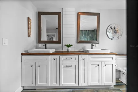 a view of a livingroom with furniture