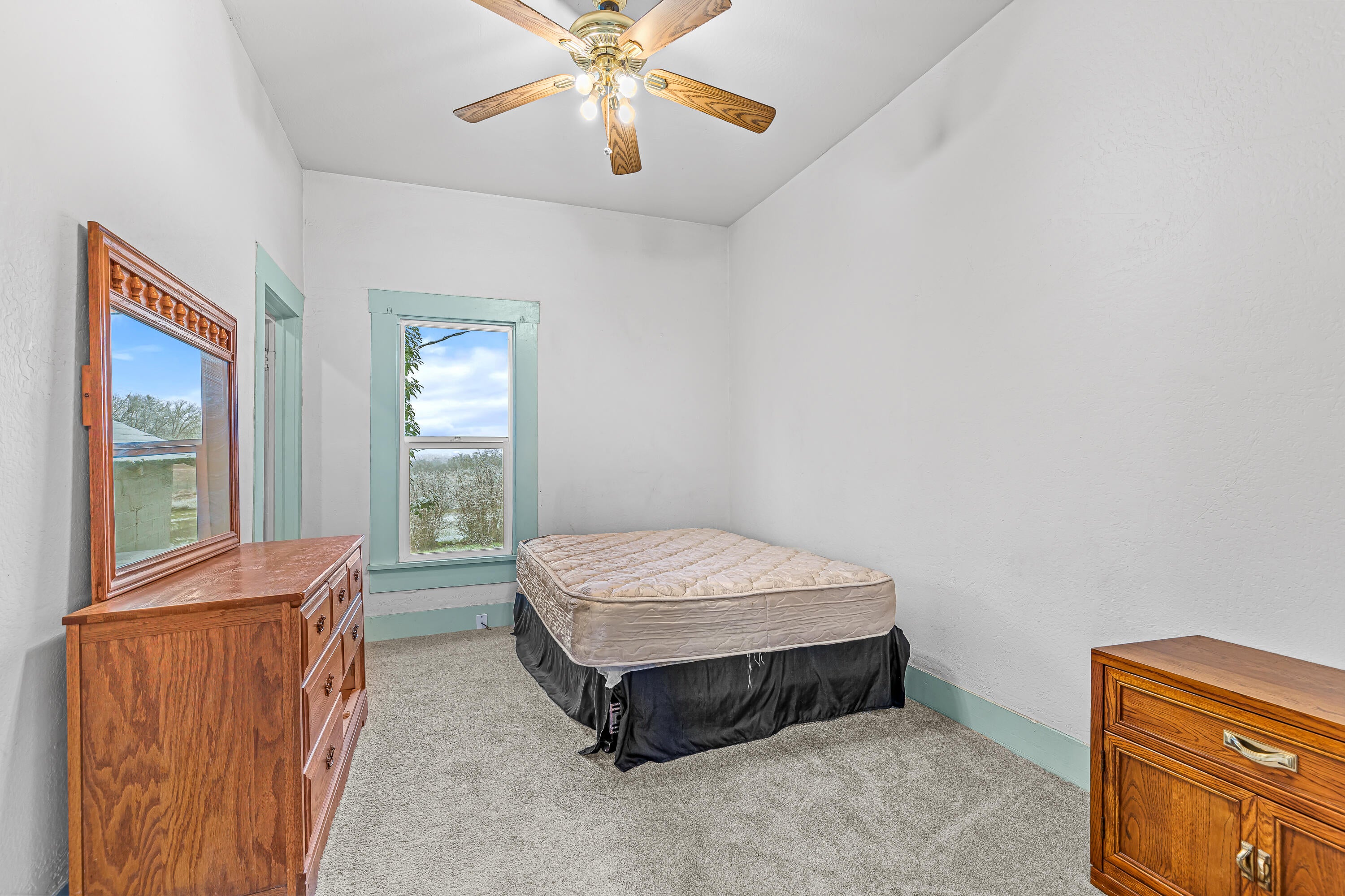 5828 Old Stage Road Central Point, OR 97502 - Photo 16 of 24 9R9A7821