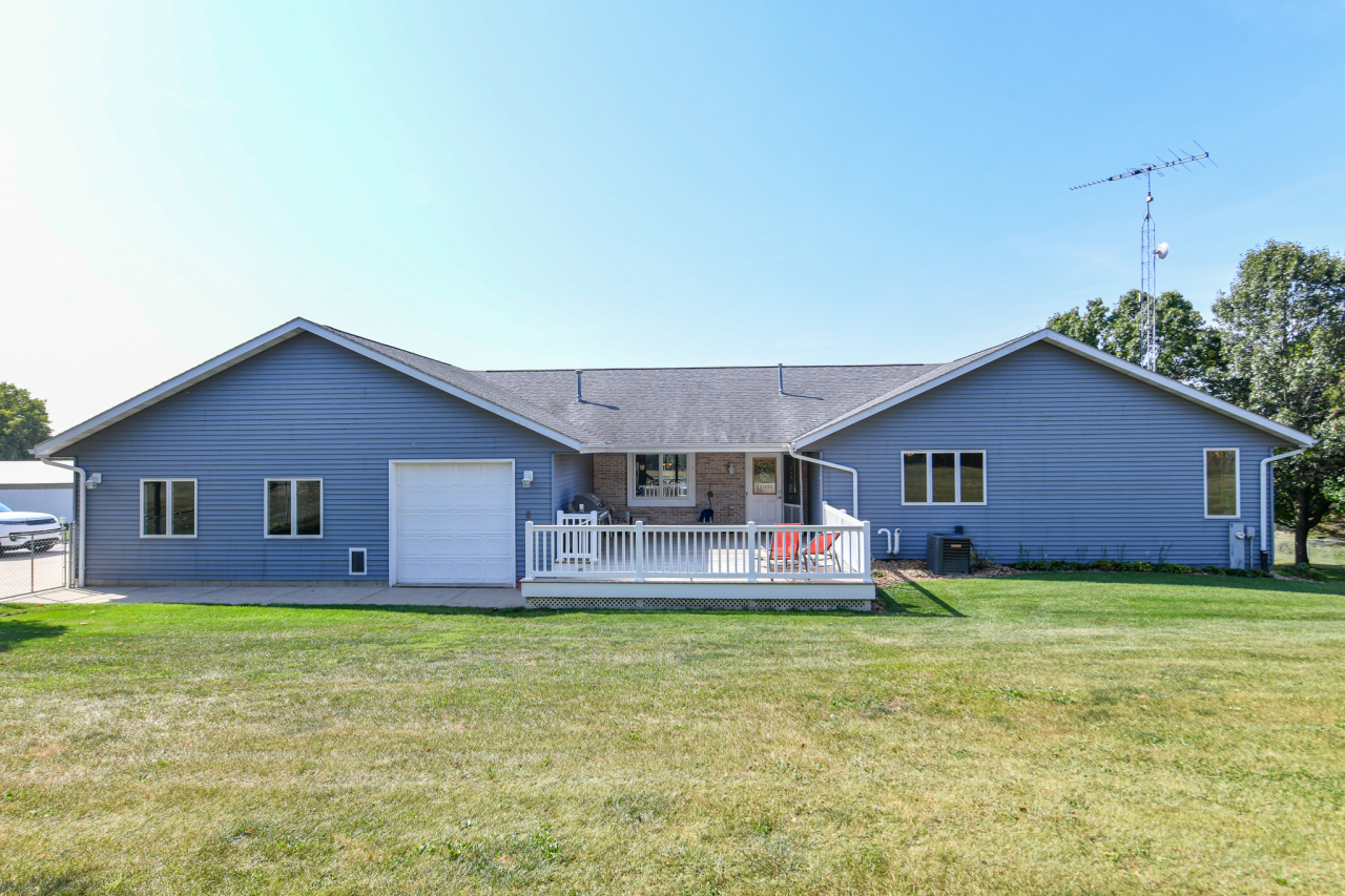 9702 West State Road 81 Beloit, WI 53511 - Photo 39 of 60 Side View