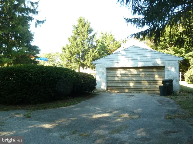 a view of a yard with a big yard