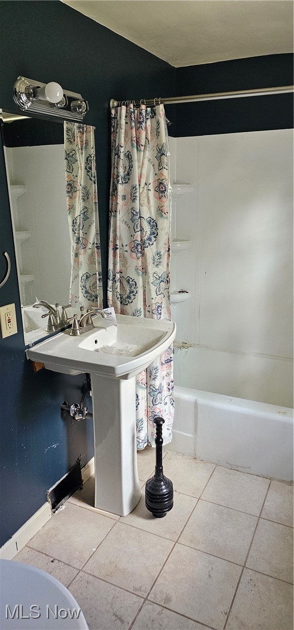 5960 Mines Road Southeast Warren, OH 44484 - Photo 6 of 9 Bathroom featuring shower / tub combo and tile patterned floors