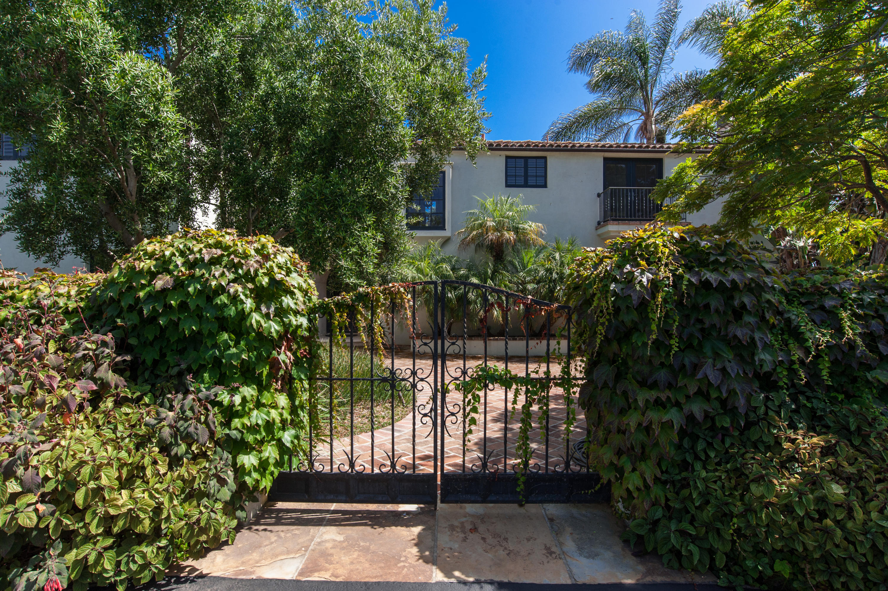 285 Toro Canyon Road Carpinteria, CA 93013 - Photo 3 of 26 Entry