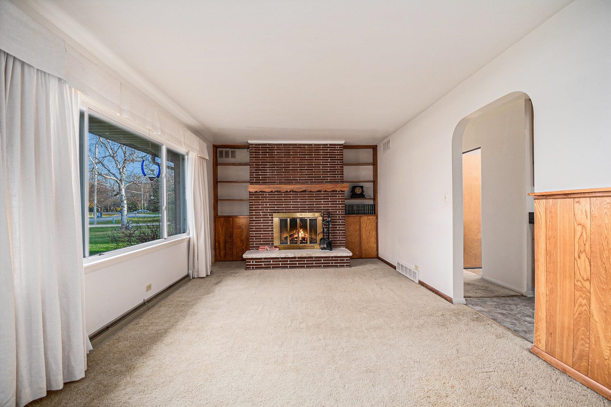 4825 Locust Road Saginaw, MI 48604 - Photo 4 of 28 1929128-481ac381-3d54-424a-9992-a5c39ecd1c84.JPG