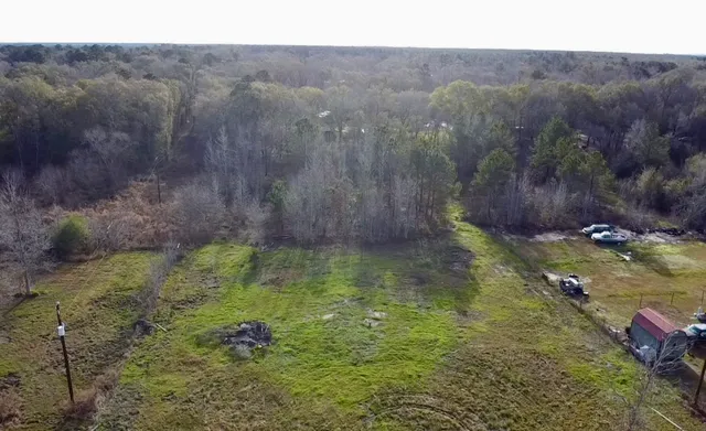 a view of a back yard